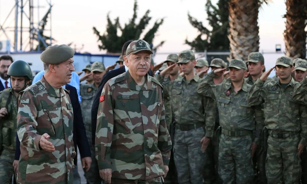 Τα "πάρε-δώσε" του Ερντογάν με στρατιωτική ελίτ που "κινεί τα νήματα"